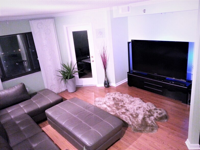 Large Living Room - 795 Hammond Dr