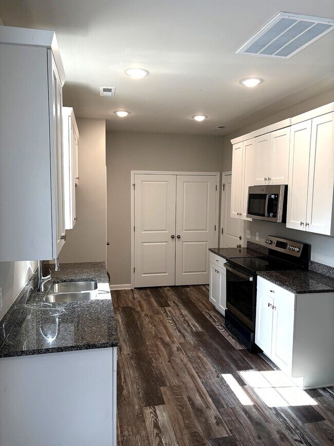 Building Photo - Beautiful 3BR 2.5BA Home w/ Full Appliance Kitchen • Garage Parking in Shelby