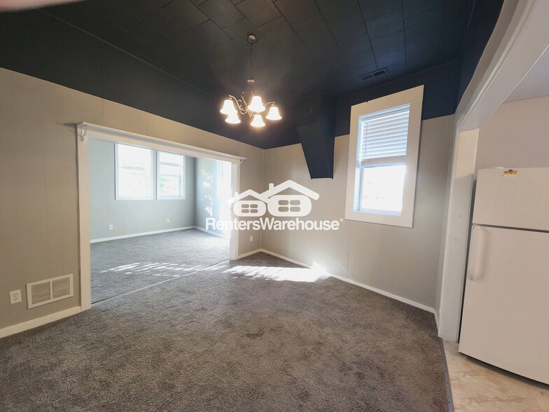 Building Photo - 200 N Vine St