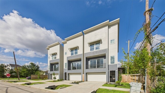 Building Photo - 3413 Daphne St