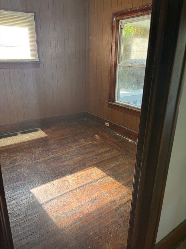 Building Photo - Section 8 Accepted! 5 BR 2 BA