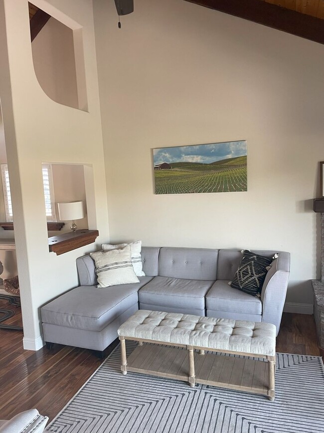 Building Photo - Beautiful 2 Bedrooms Plus Office, 3 Bathro...
