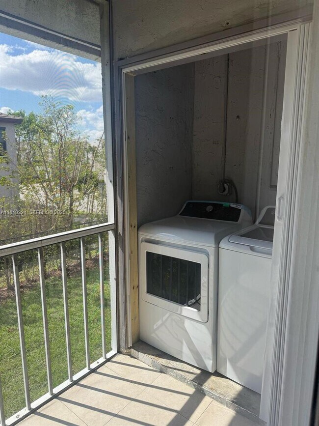 Building Photo - 438 NE 210th Cir Terrace