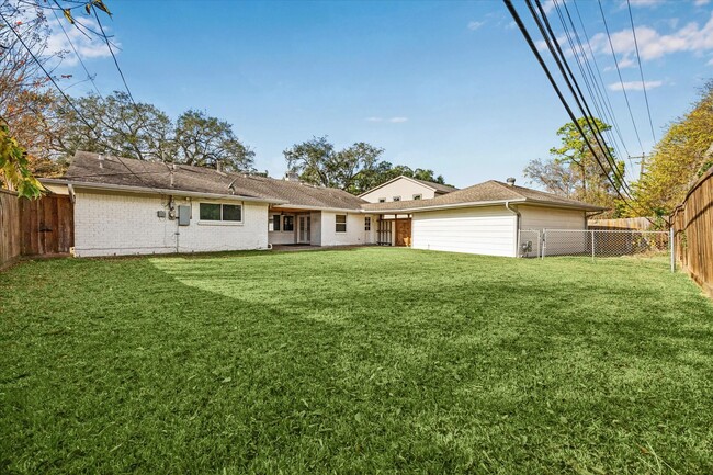 Building Photo - 2127 Blue Willow Dr