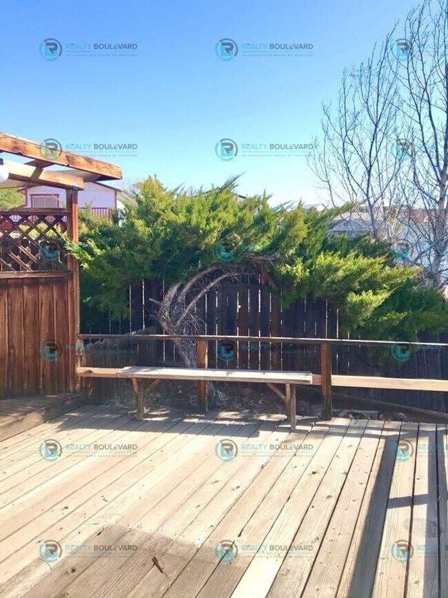 Building Photo - You will love this back yard!!