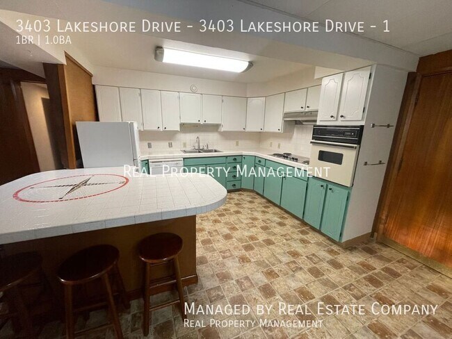 Building Photo - 3403 Lakeshore Dr