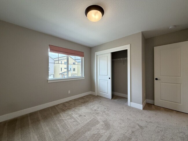 Building Photo - 12425 SW Silvertip St