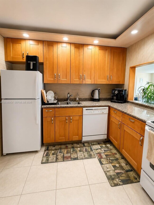 Building Photo - 1000 Parkview Dr