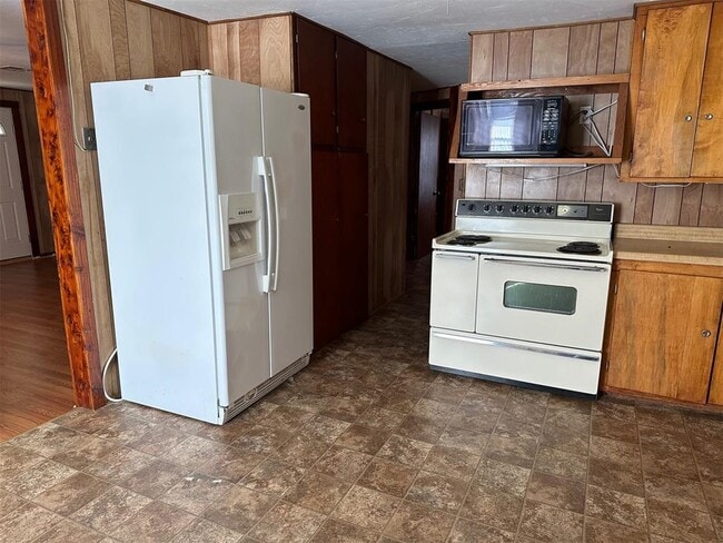 Building Photo - 1424 S Academy Rd