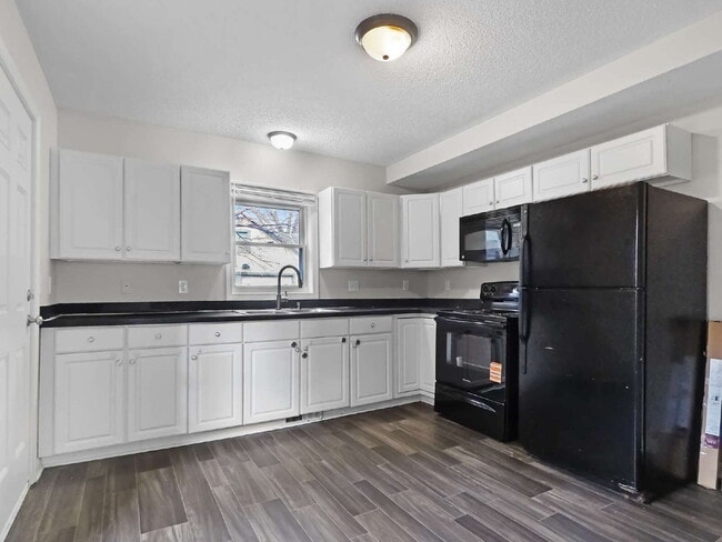 Building Photo - 3 bed duplex in Powderhorn Available now!