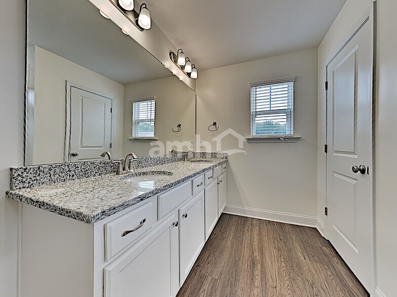 Building Photo - 127 Pullen Dr