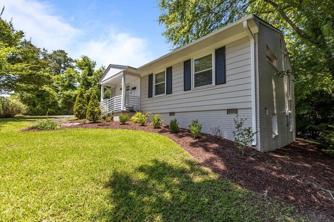 Building Photo - Adorable, Modern 3 Bedroom Ranch near Downtown Raleigh - Gorgeous finishes, open floorplan, updat...