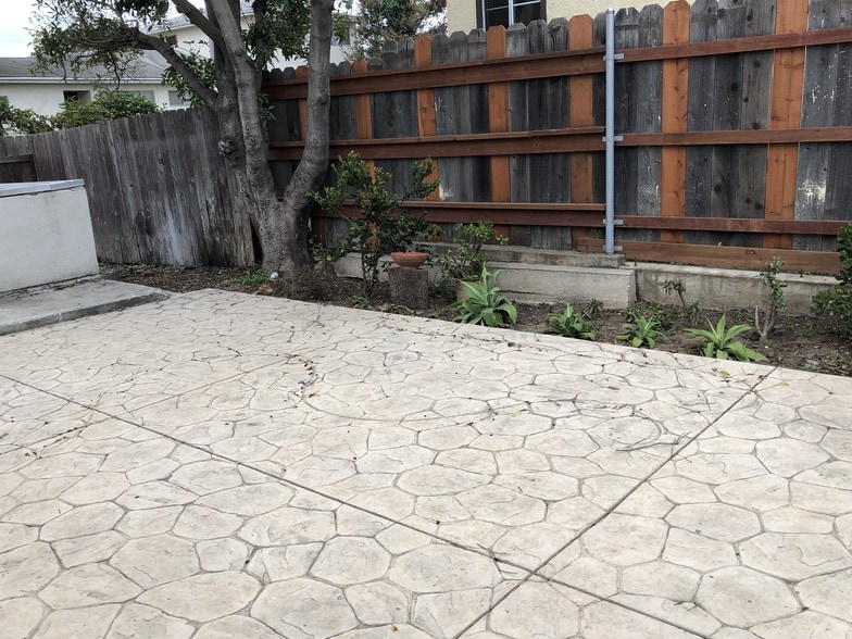 Large fenced yard overlooking the park. - 601 N Park Ave