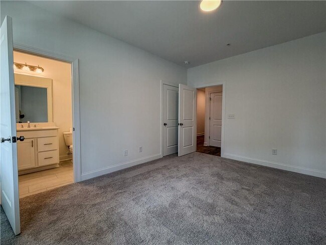 Building Photo - 512 Sawnee Vlg Dr