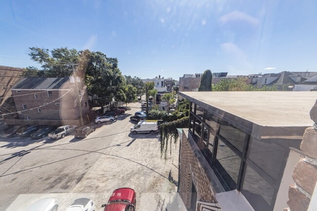 Building Photo - 350 King St