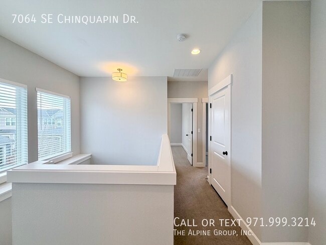 Building Photo - 7064 SE Chinquapin Dr