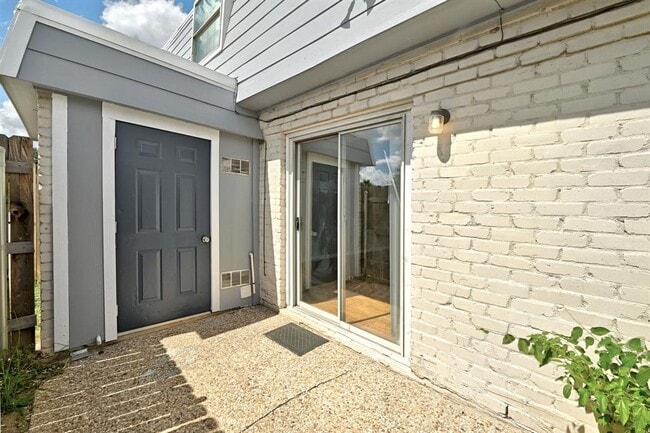 Building Photo - 2206 Mission Hill Dr