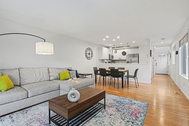 Building Photo - 3bd/3ba Seattle Home