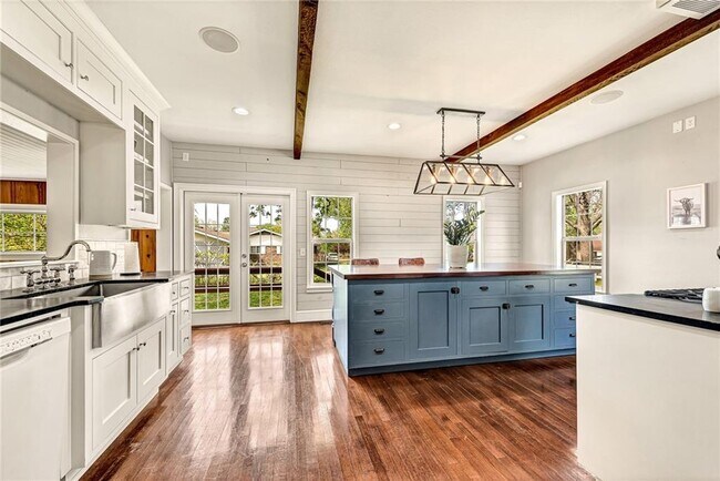 Building Photo - 801 NW C St