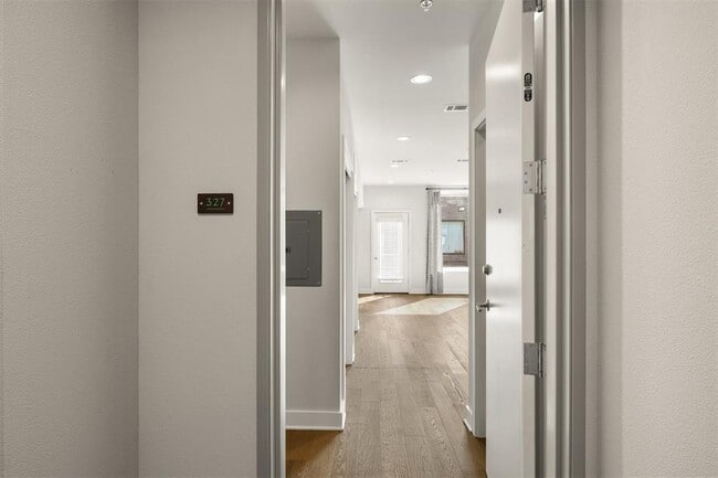 Building Photo - 1800 E 4th St