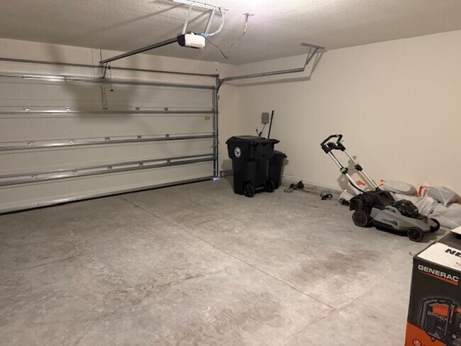 Building Photo - Like New 4/2 Lake Asbury