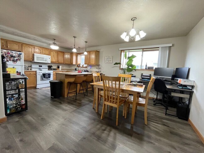 Building Photo - 3 Bed/2 Bath Apartment in Sioux Falls!