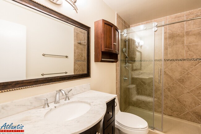 Building Photo - Lovely Condo | Washer/Dryer | Carport