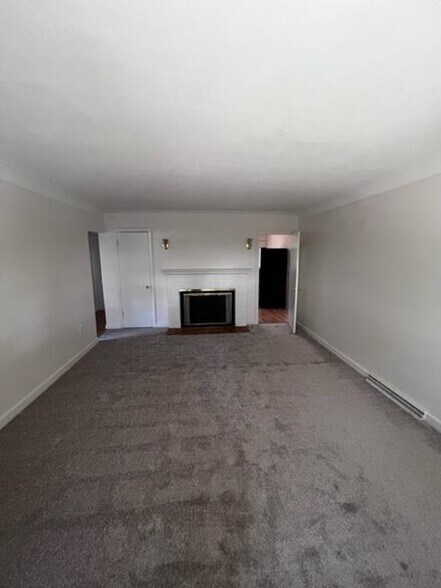 Building Photo - 718 Locust Pl