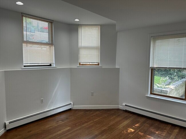 Building Photo - 83 Leyden St