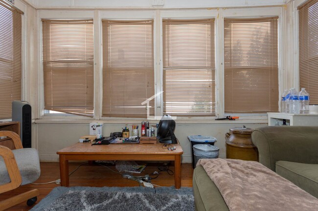 Building Photo - laundry in unit 3 baths 9/1