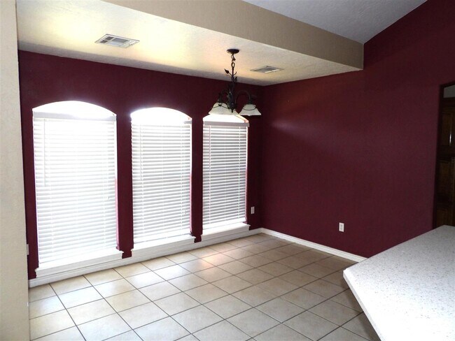 Building Photo - 405 SE Lancelot Ln