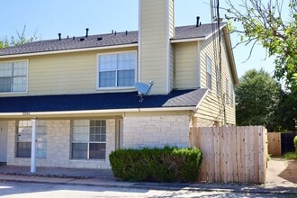 Building Photo - 2203 Creekside Ln