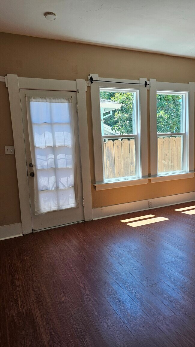 Building Photo - 325 E Saint James St