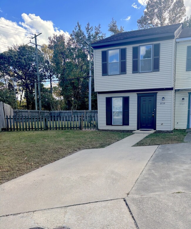 Building Photo - LOVELY END-UNIT TOWNHOME IN CHURCHLAND ARE...