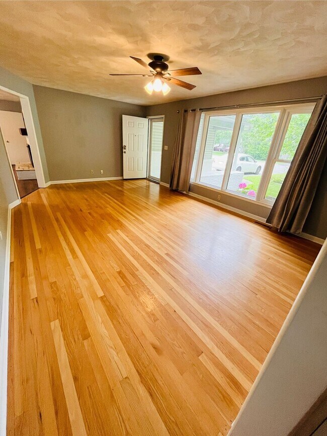 Building Photo - Upgraded 3 bed 2 bath large backyard