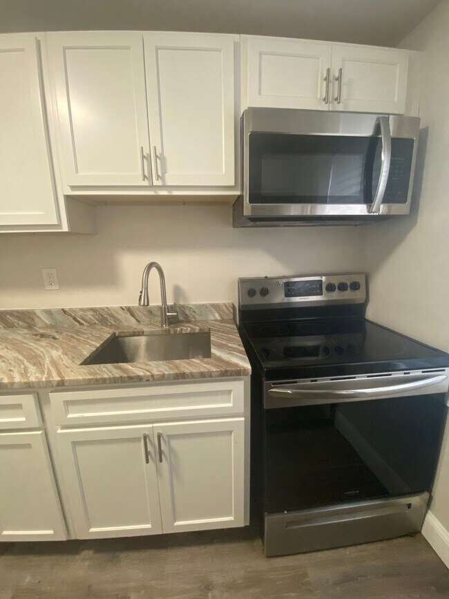 Building Photo - 2841 Round Rd