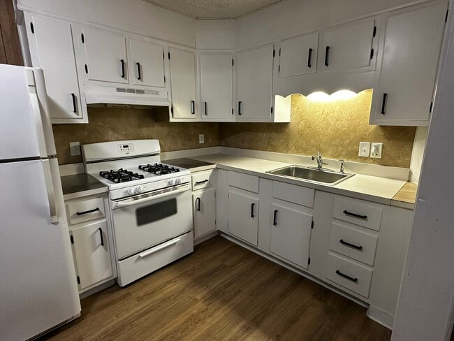 Building Photo - 408 S Queen St