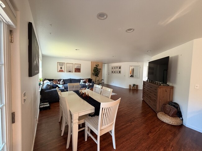 Building Photo - 323 Huppert Ln