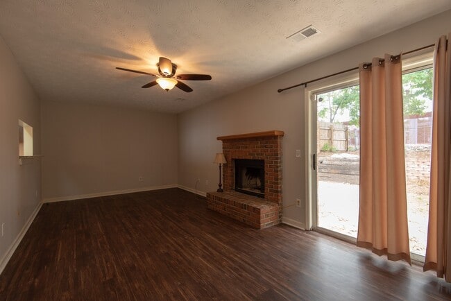 Building Photo - Chinook Street Townhome