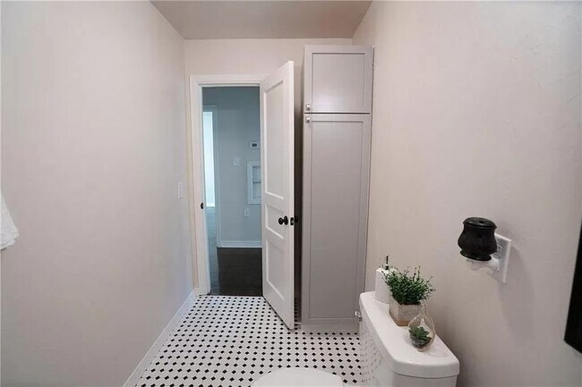 Building Photo - 3044 NW 45th St