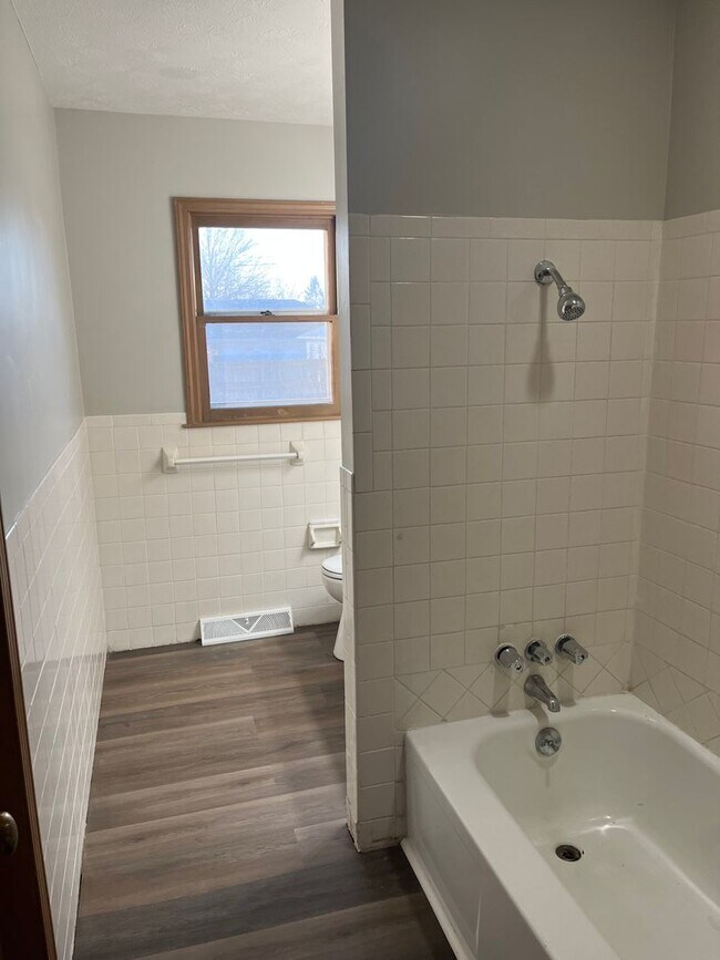 Building Photo - Charming 3 bed/ 2 bath located in nice nei...