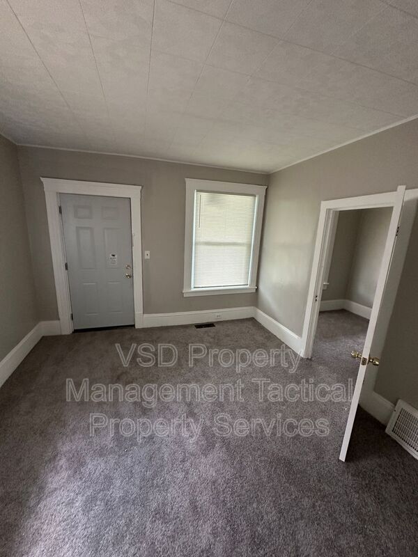 Building Photo - 6519 Hosmer Ave