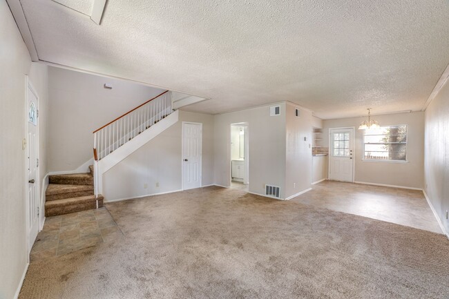 Building Photo - Charming 2-bedroom, 1.5 bath townhome in t...