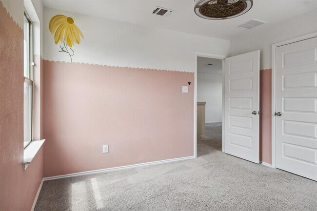 Building Photo - 925 Yellow Ribbon Trl