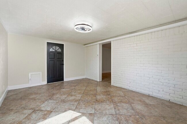 Building Photo - 2518 Henderson Ln