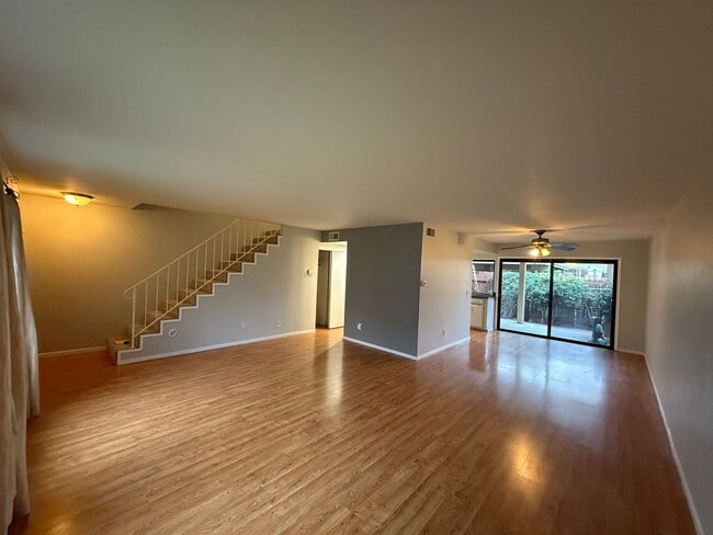 Building Photo - 3 bed 2.5 bath townhome available now!