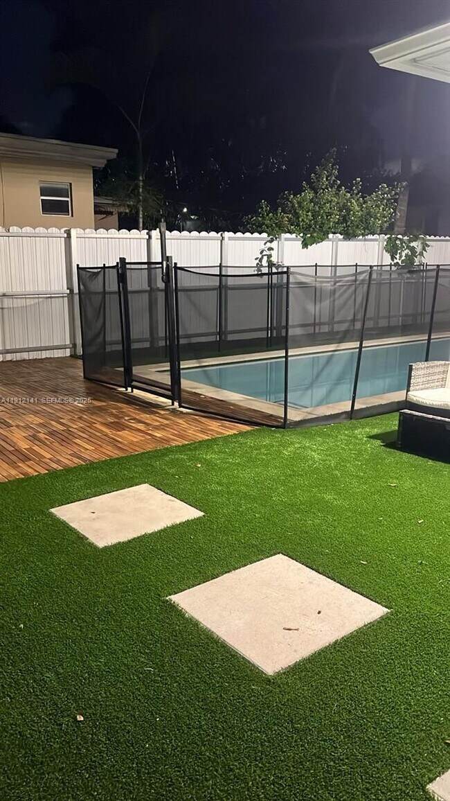 Building Photo - 6848 N Miami Ave