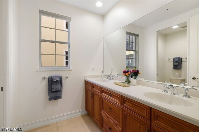 Building Photo - 10821 Vivaldi Ct