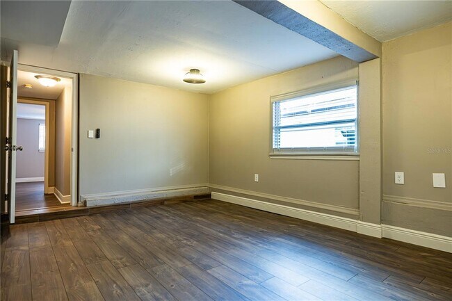 Building Photo - 2026 Sunset Ln