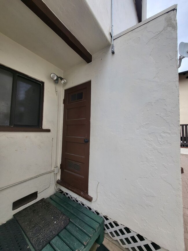Building Photo - Quaint and Cozy 1x1 apartment in the histo...